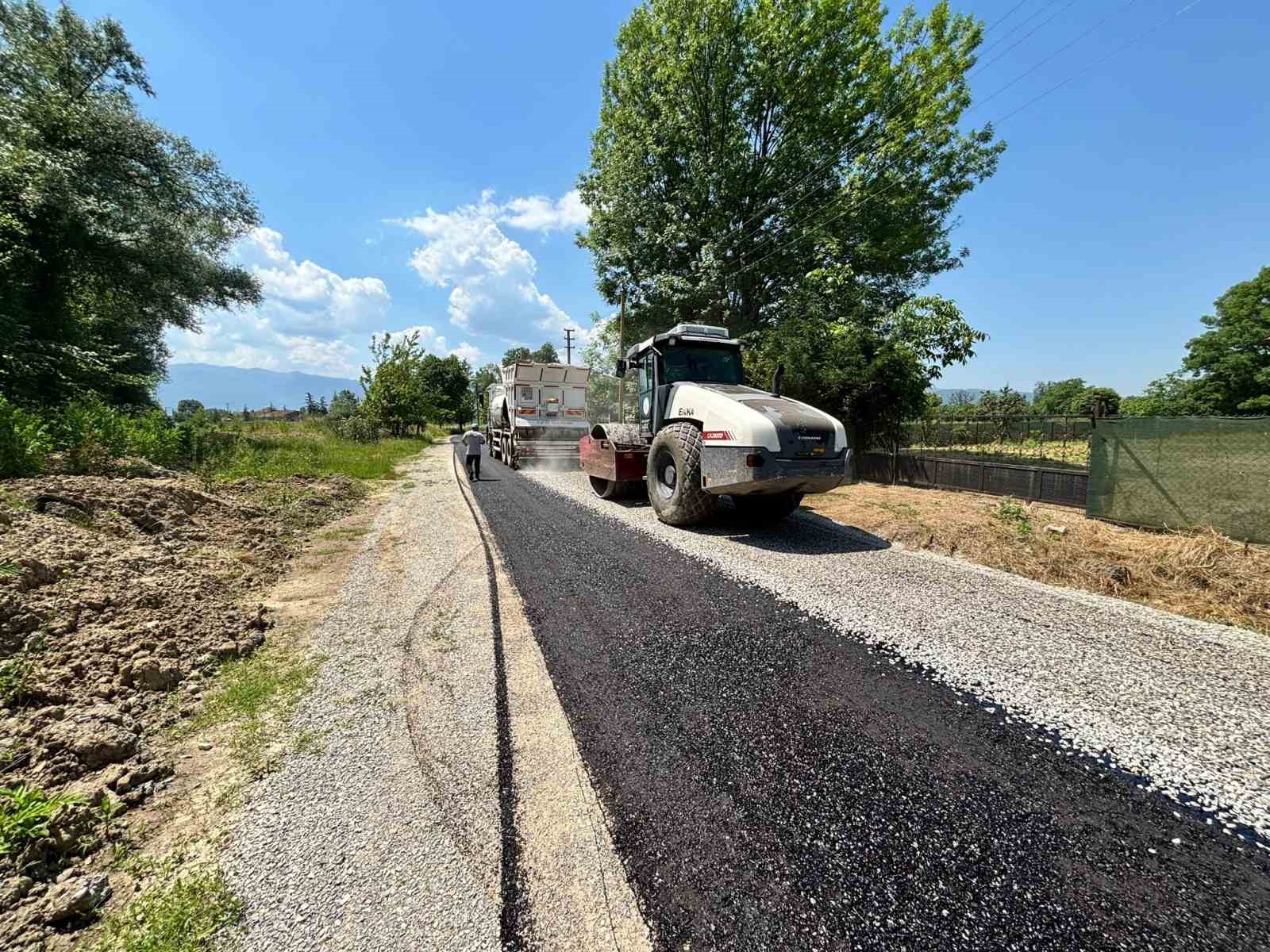 Karadere Hasanağa Köyü’nde sathi kaplama çalışmaları devam ediyor