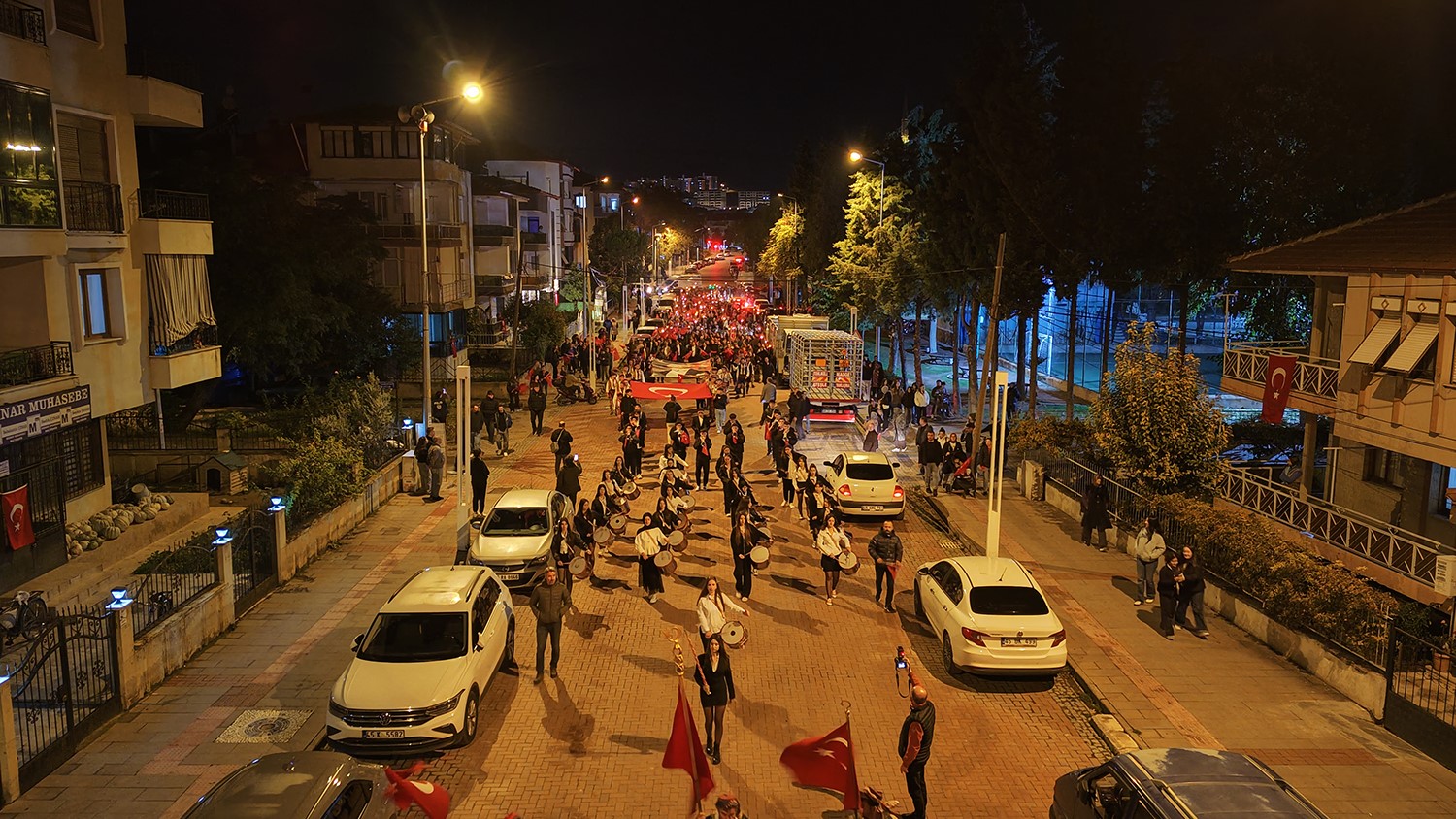 MANİSA’NIN KULA İLÇESİNDE, 29 EKİM CUMHURİYET BAYRAMI KUTLAMALARI KAPSAMINDA DÜZENLENEN FENER ALAYI VE YAREN GÖSTERİLERİ, VATANDAŞLARIN YOĞUN KATILIMIYLA GERÇEKLEŞTİRİLDİ.