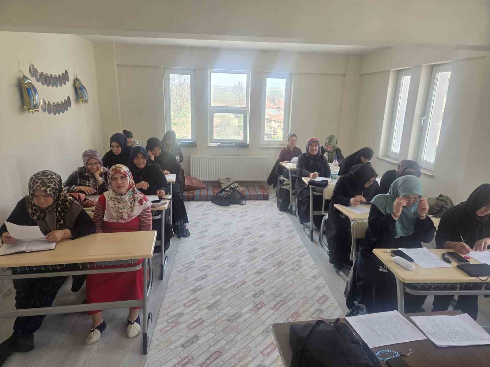 Safran yetiştiriciliği eğitimi alan üreticilere sertifika töreni düzenlendi