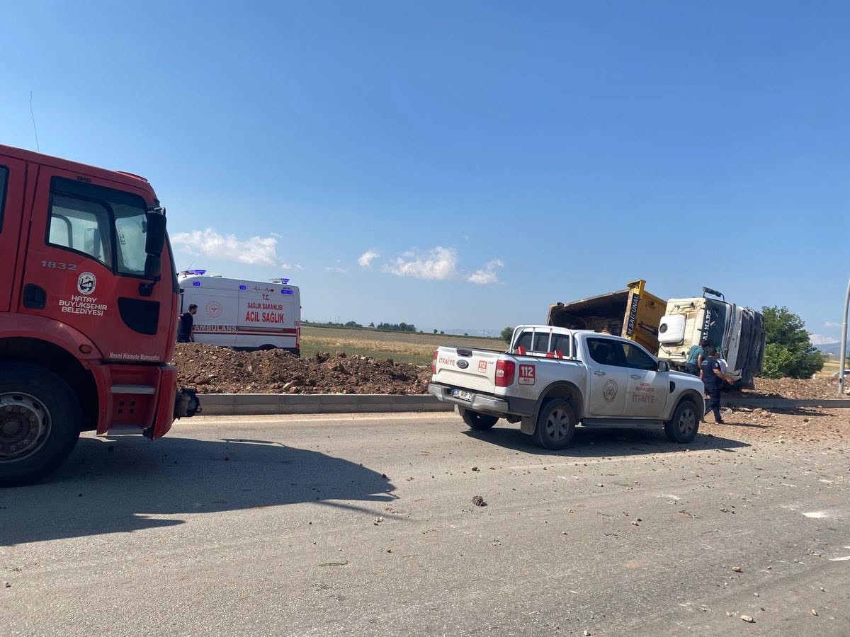 Kırıkhan’da yan yatan kamyonunun sürücüsü yaralandı