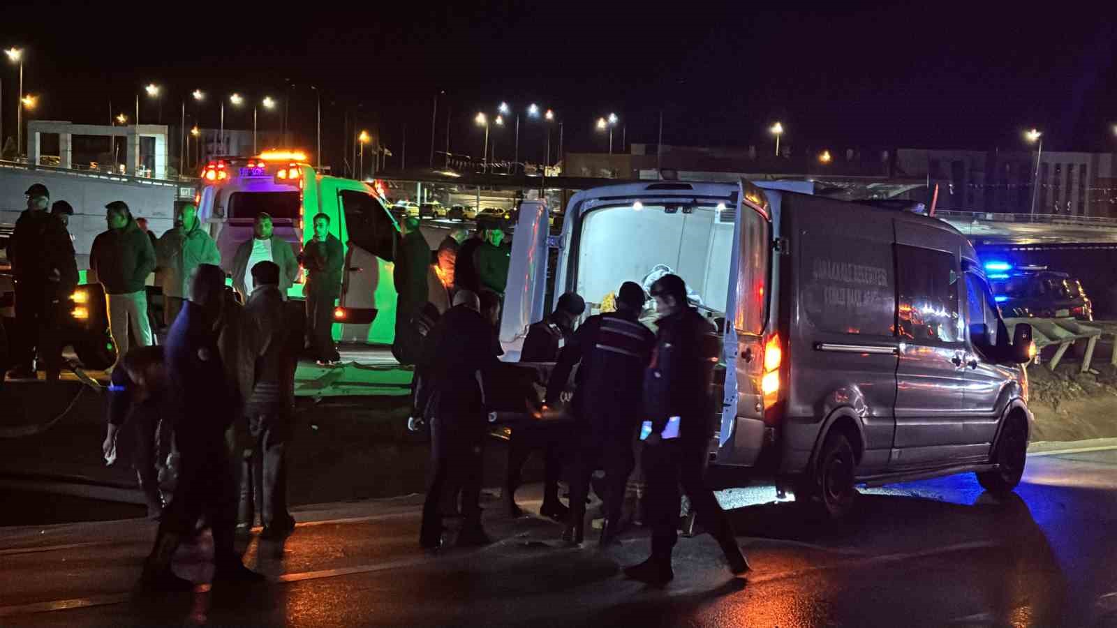 ÇANAKKALE’DE MEYDANA GELEN TRAFİK KAZASINDA OTOMOBİL PARAMPARÇA OLURKEN, İKİ GENÇ İSE HAYATINI KAYBETTİ.