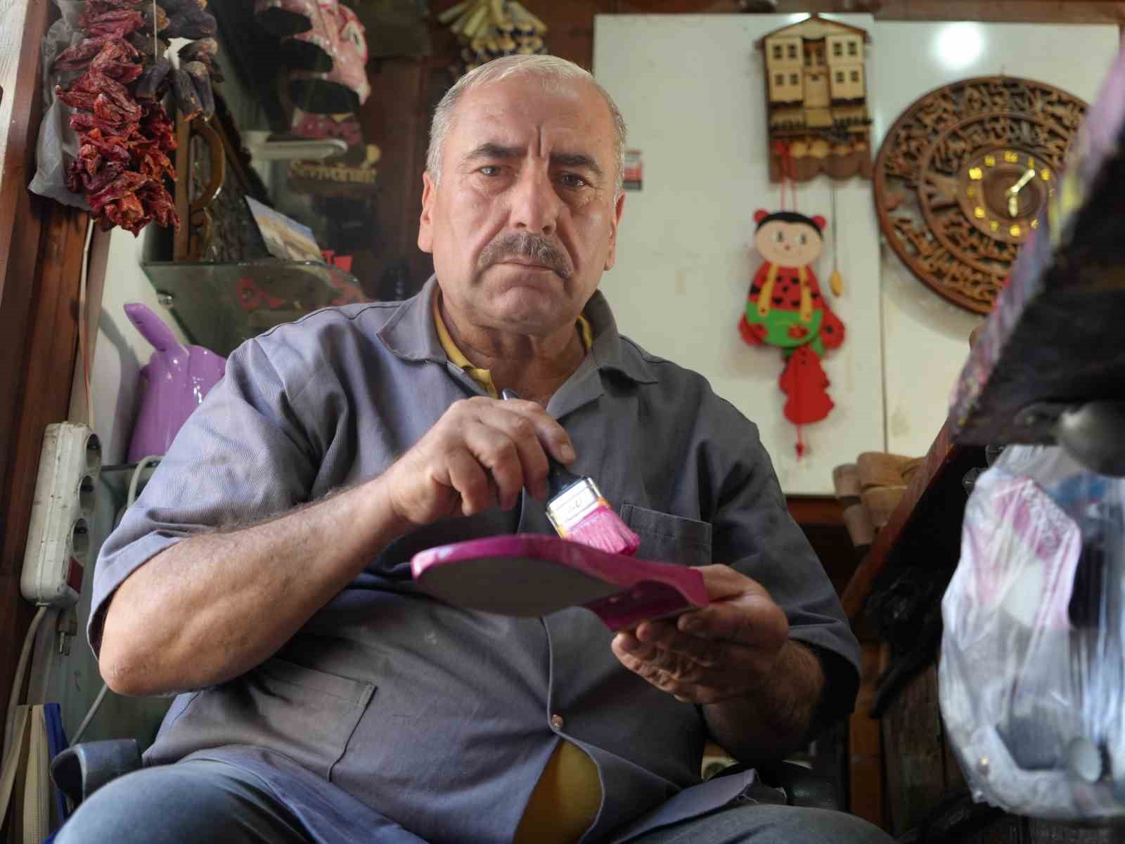 Gaziantepli usta, unutulmaya yüz tutan takunyacılık mesleğini yaşatıyor