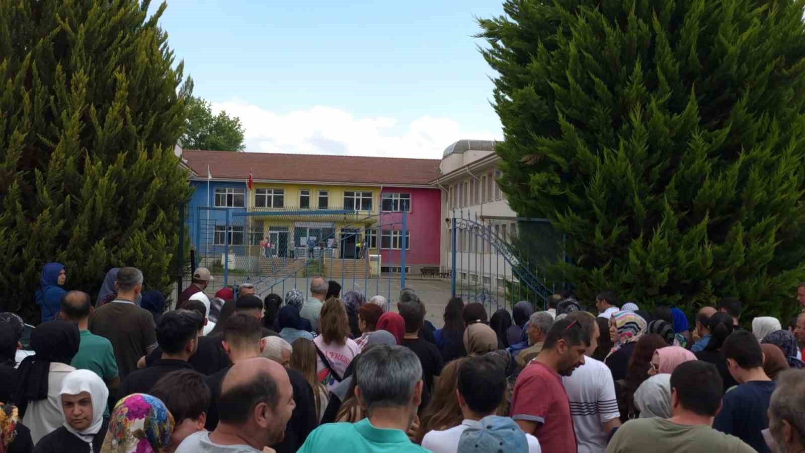 Sınavda rahatsızlanan genç ambulansla hastaneye sevk edildi