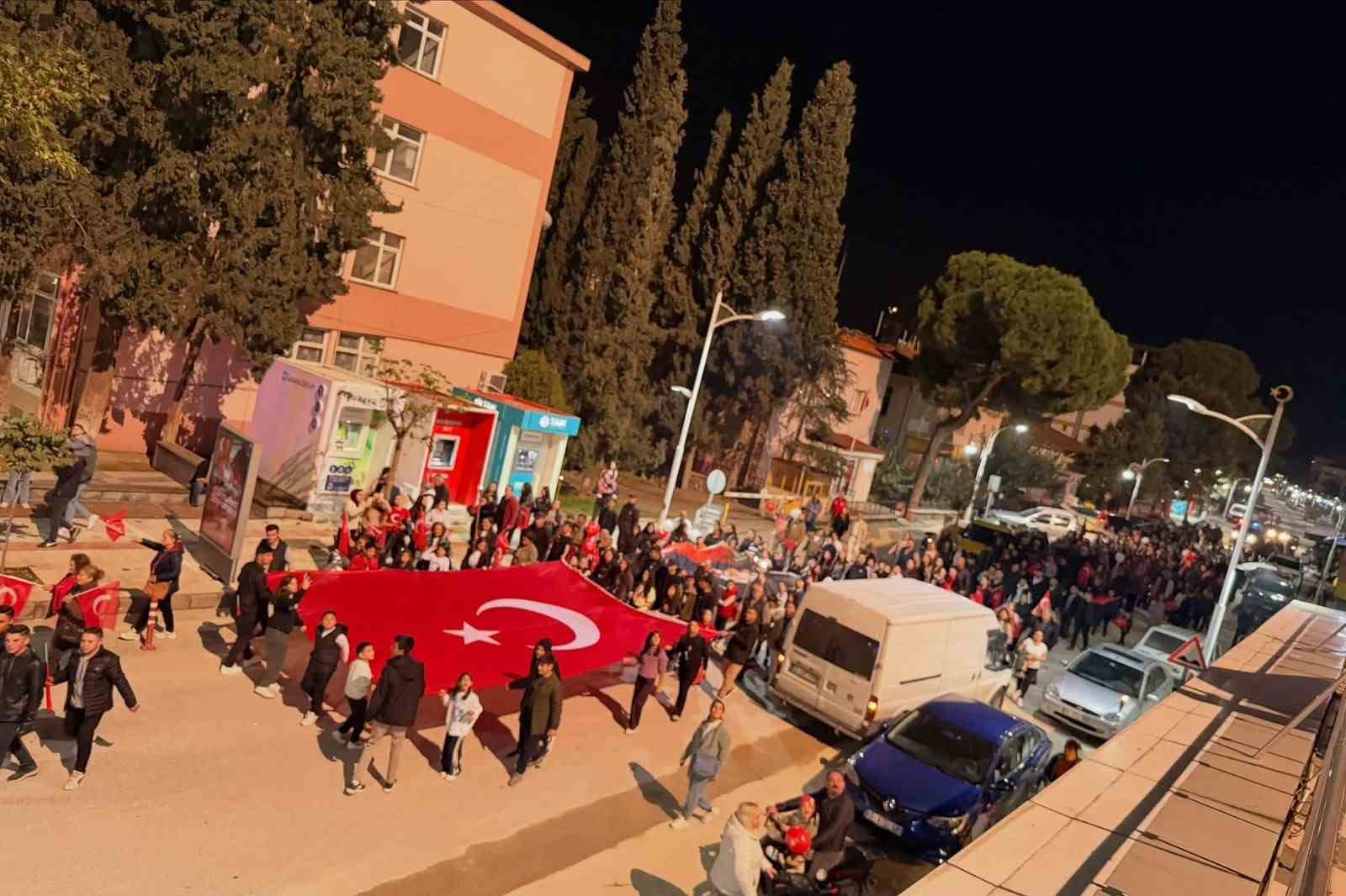 MANİSA’NIN SARIGÖL İLÇESİNDE CUMHURİYET’İN 103. YIL DÖNÜMÜ KUTLAMALARI KAPSAMINDA DÜZENLENEN FENER ALAYINDA, ELLERİNDE TÜRK BAYRAKLARI TAŞIYAN HER YAŞTAN VATANDAŞ CUMHURİYET COŞKUSUNU HEP BİRLİKTE YAŞADI.