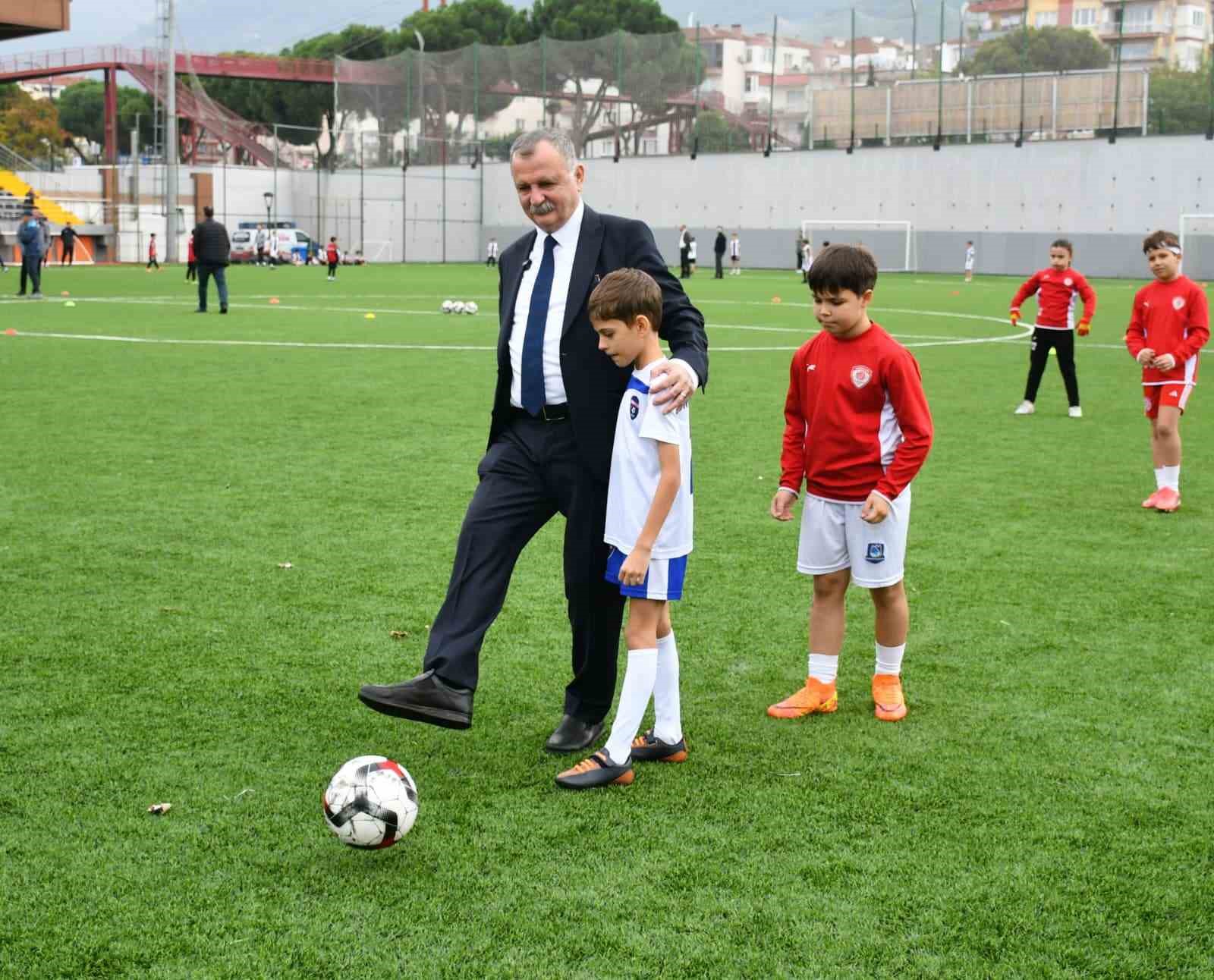 YUNUSEMRE BELEDİYESİ TARAFINDAN 29 EKİM CUMHURİYET BAYRAMI KAPSAMINDA DÜZENLENEN FUTBOL TURNUVASI, 16 TAKIMIN KATILIMIYLA TEVFİK LAV SPOR TESİSLERİ'NDE GERÇEKLEŞTİRİLDİ. 2017 DOĞUMLU SPORCULARIN MÜCADELE ETTİĞİ ORGANİZASYONDA MİNİK FUTBOLCULAR BAYRAM COŞKUSUNU YAŞADI.