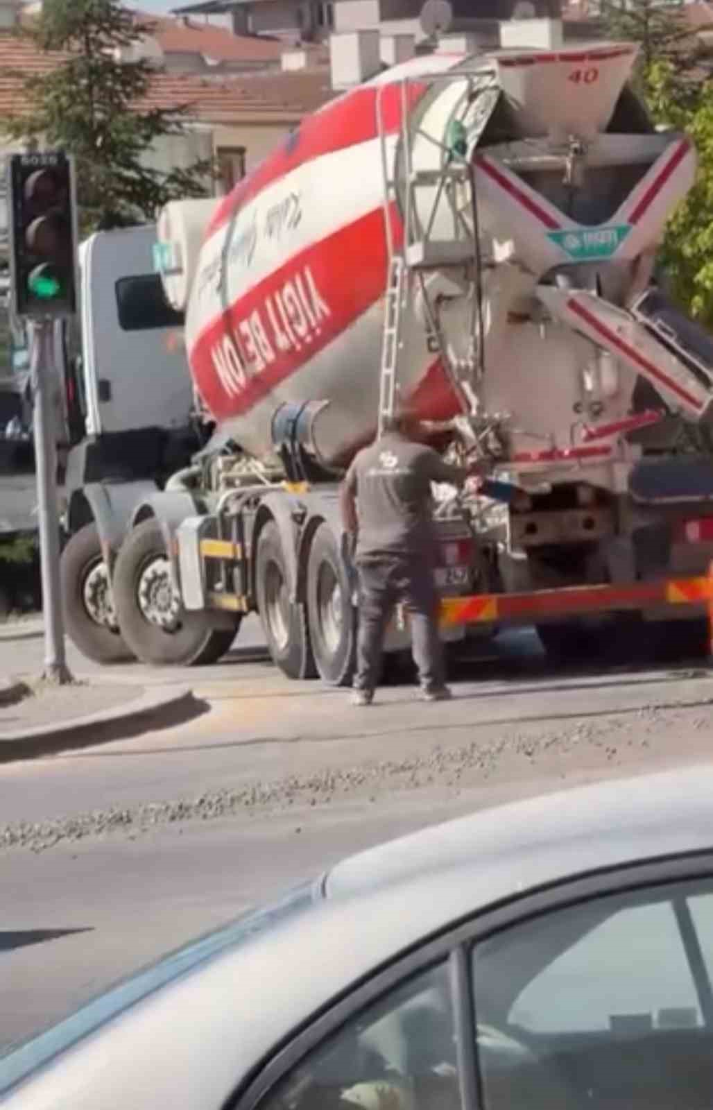 Ankara'da beton mikserden taşan beton yola döküldü