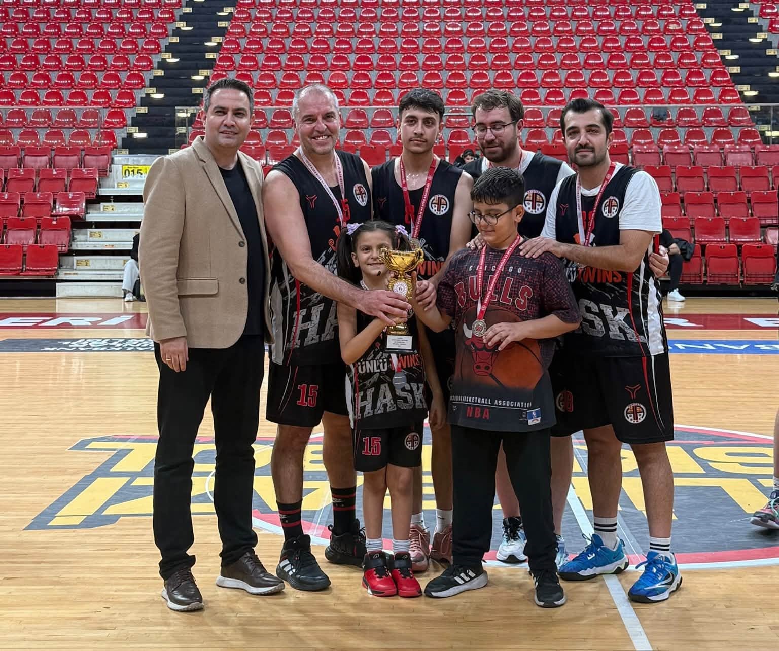 KAYSERİ’DE CUMHURİYET’İN 103’ÜNCÜ KURULUŞ YIL DÖNÜMÜ KUTLAMALARI KAPSAMINDA DÜZENLENEN 29 EKİM CUMHURİYET KUPASI 3X3 BASKETBOL MÜSABAKALARI, ÇEKİŞMELİ KARŞILAŞMALARIN ARDINDAN SONA ERDİ. TURNUVADA 12 TAKIM ŞAMPİYONLUK İÇİN MÜCADELE ETTİ.