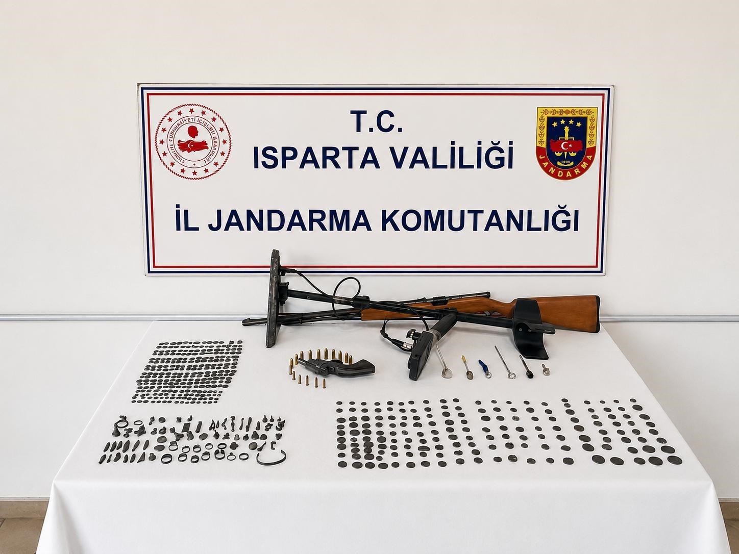 Isparta'da tarihi eser kaçakçılığı operasyonu: 421 sikke ele geçirildi