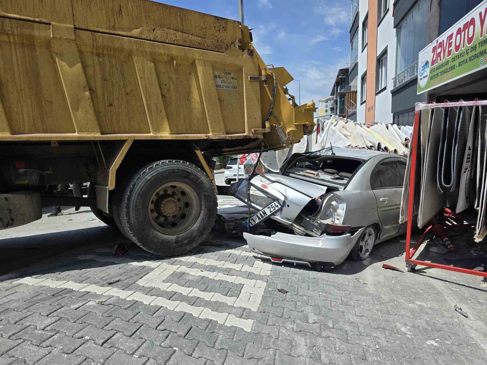 Freni tutmayan kamyon 4 araca çarparak durdu