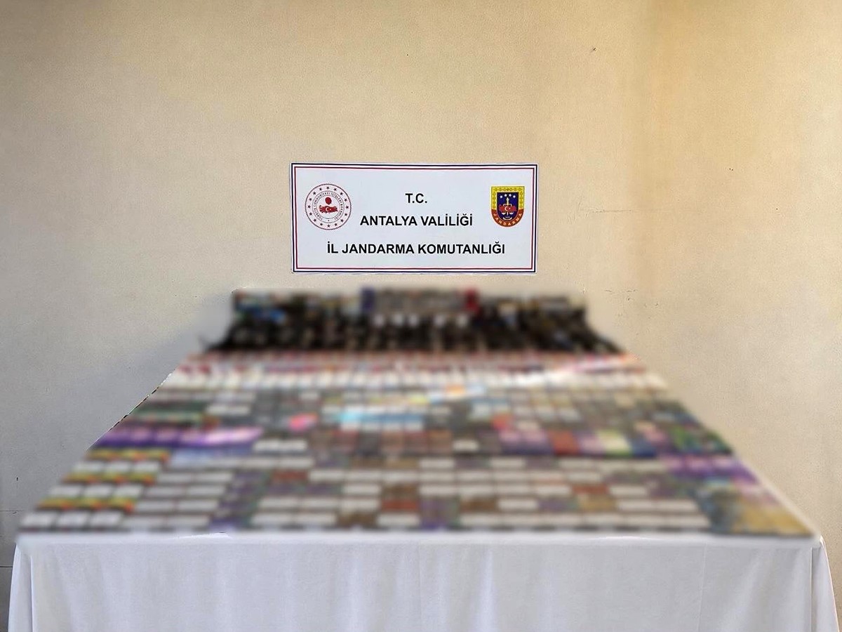 Kemer'de kaçak sigara operasyonu: Bin paket kaçak sigara ele geçirildi