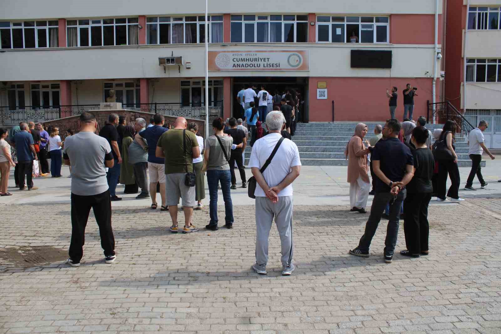 YKS maratonunda manzara değişmedi, geç kalanlar sınava alınmadı
