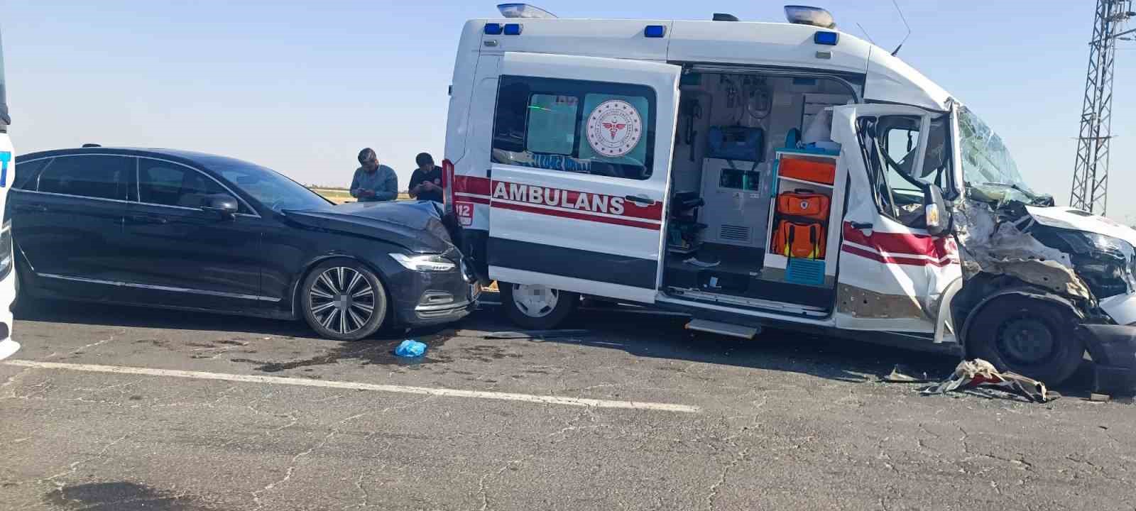Mardin'de ambulans, tır ve otomobilin karıştığı kazada 3 kişi yaralandı