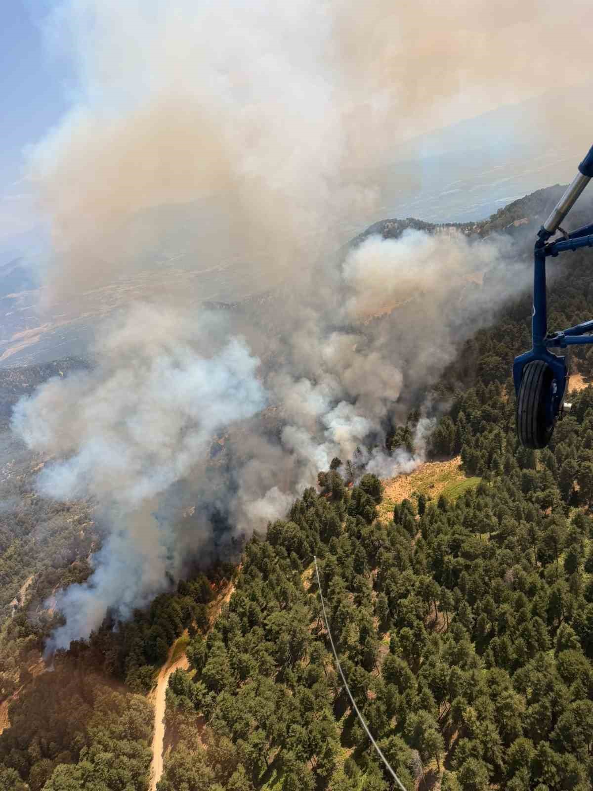 Kuyucak’ta alevlerle mücadele sürerken, meteoroloji kritik saatlere dikkat çekti