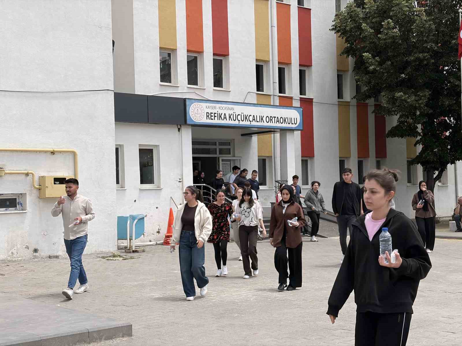 Kayseri’de polis geç kalan adayları sınava yetiştirmek için seferber oldu