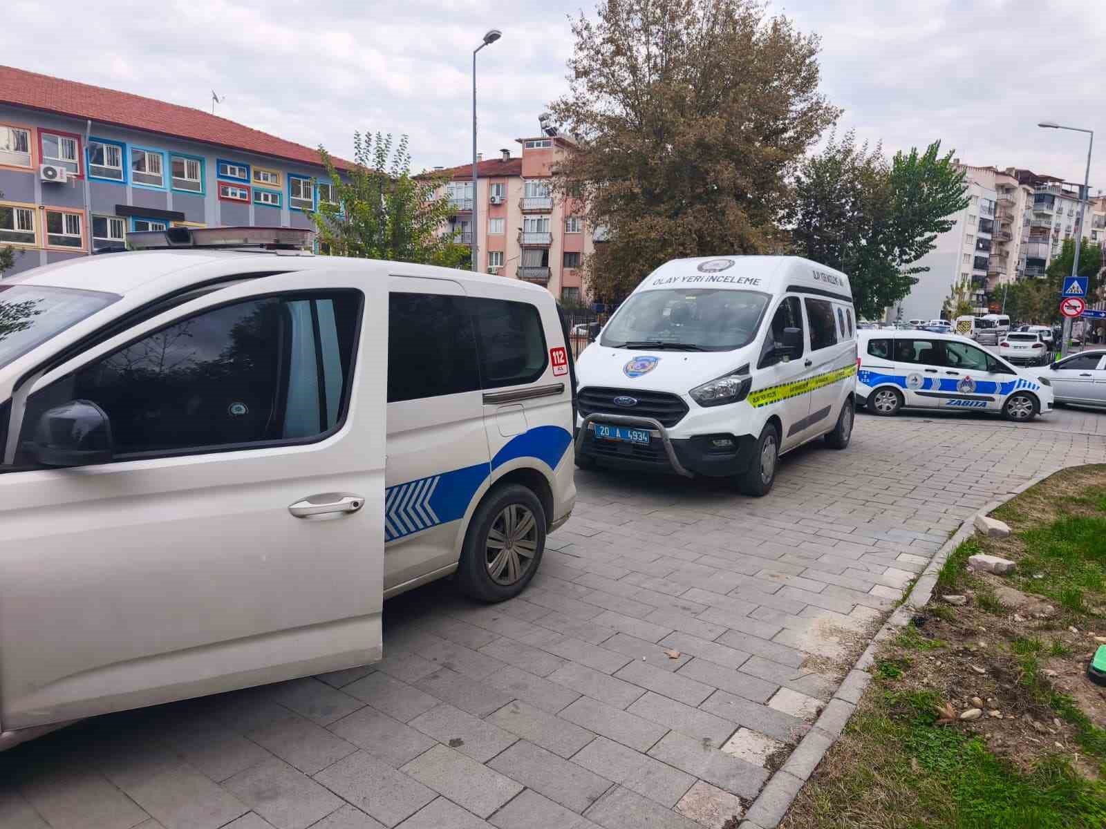 DENİZLİ’NİN PAMUKKALE İLÇESİNDE 15 MAYIS MAHALLESİ MUHTARLIĞINA AİT KAMERA, KİMLİĞİ HENÜZ BELİRLENEMEYEN KİŞİ VEYA KİŞİLER TARAFINDAN DUVARDAN SÖKÜLEREK BOŞ BİR BAHÇEYE ATILDI. KAMERANIN ÇALIŞMADIĞINI FARK EDEN MUHTARIN YAPTIĞI KONTROLDE OLAY ORTAYA ÇIKTI.