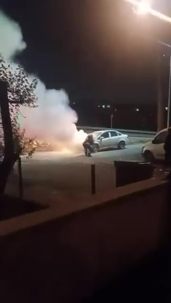 KOCAELİ’NİN KÖRFEZ İLÇESİNDE ALEVLERE TESLİM OLAN OTOMOBİL İTFAİYE EKİPLERİ TARAFINDAN SÖNDÜRÜLÜRKEN,  ARAÇTA MADDİ HASAR MEYDANA GELDİ.