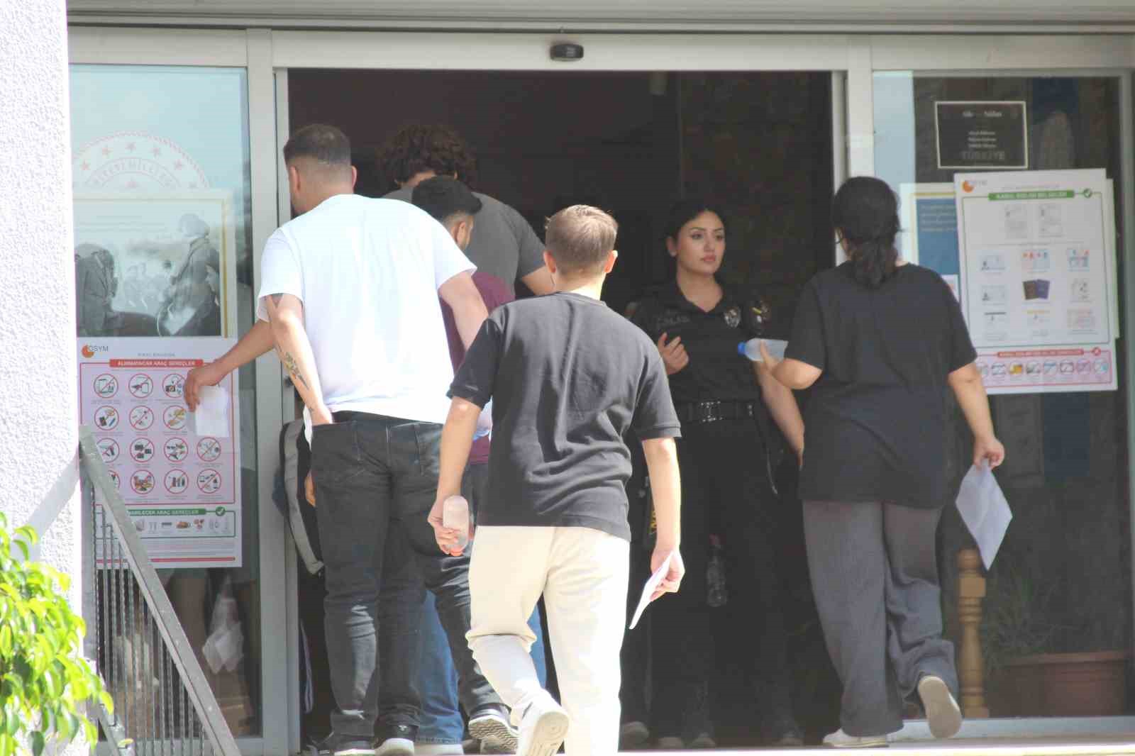 Sınava 1 dakika kala yetişti, aracının el frenini çekmeden araçtan fırlayıp okula koştu