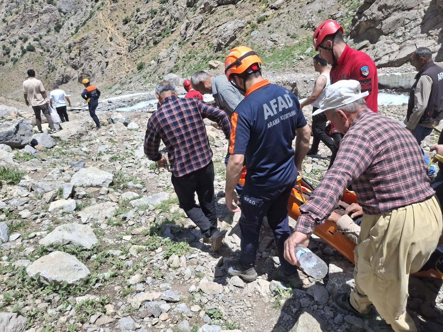 Helil Vadisi’nde ayağı kırılan vatandaş askeri helikopterle kurtarıldı