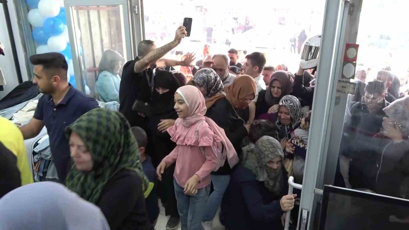 Kahramanmaraş’ta giyim mağazasında indirim izdihamı