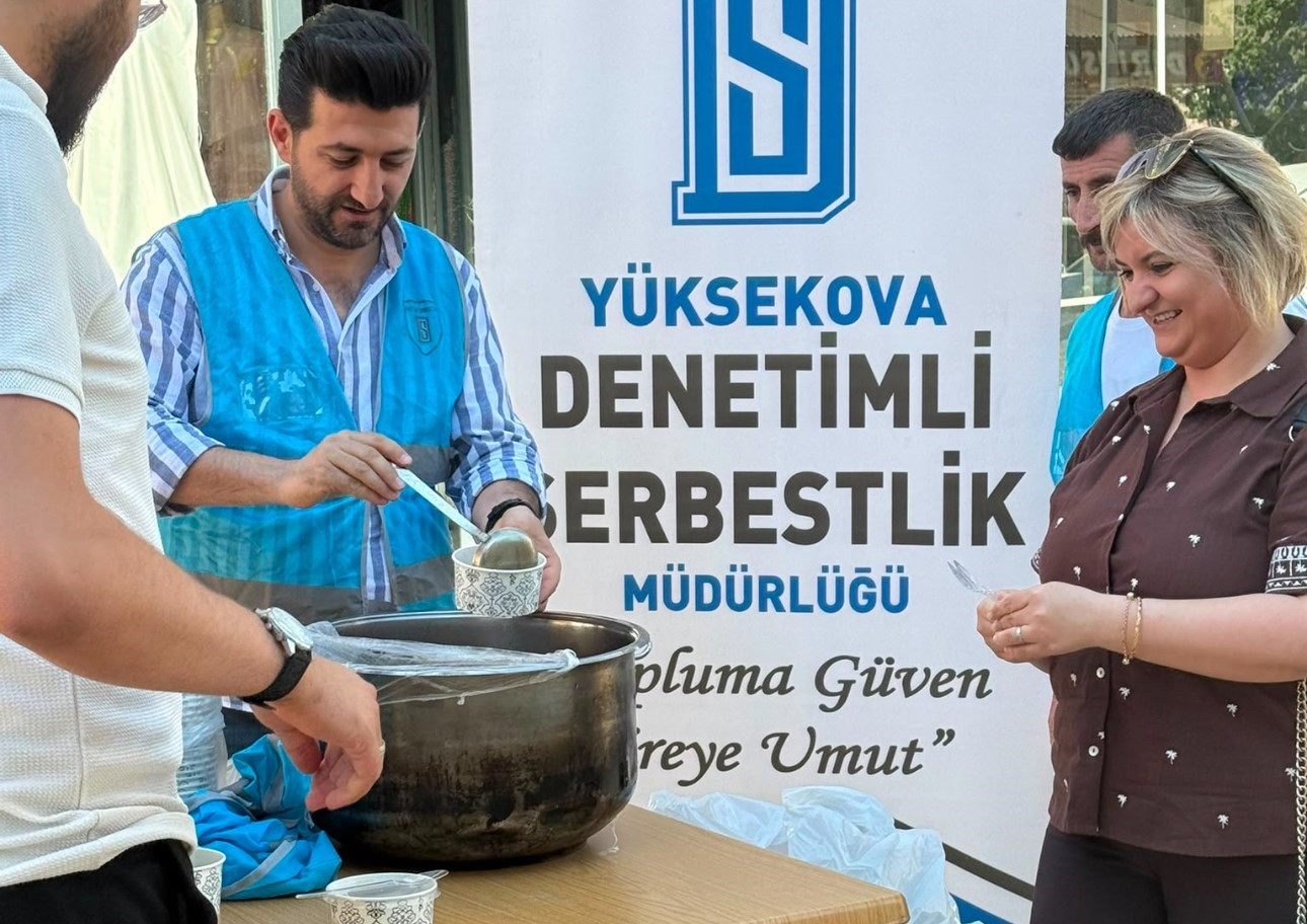 Yüksekova'da vatandaşlara aşure ikramı