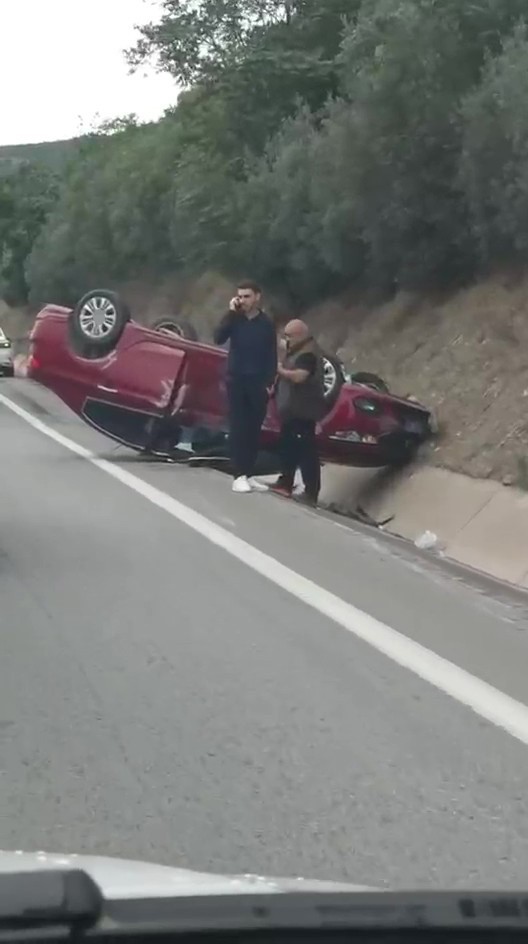 Kocaeli'de kontrolden çıkan otomobil takla attı