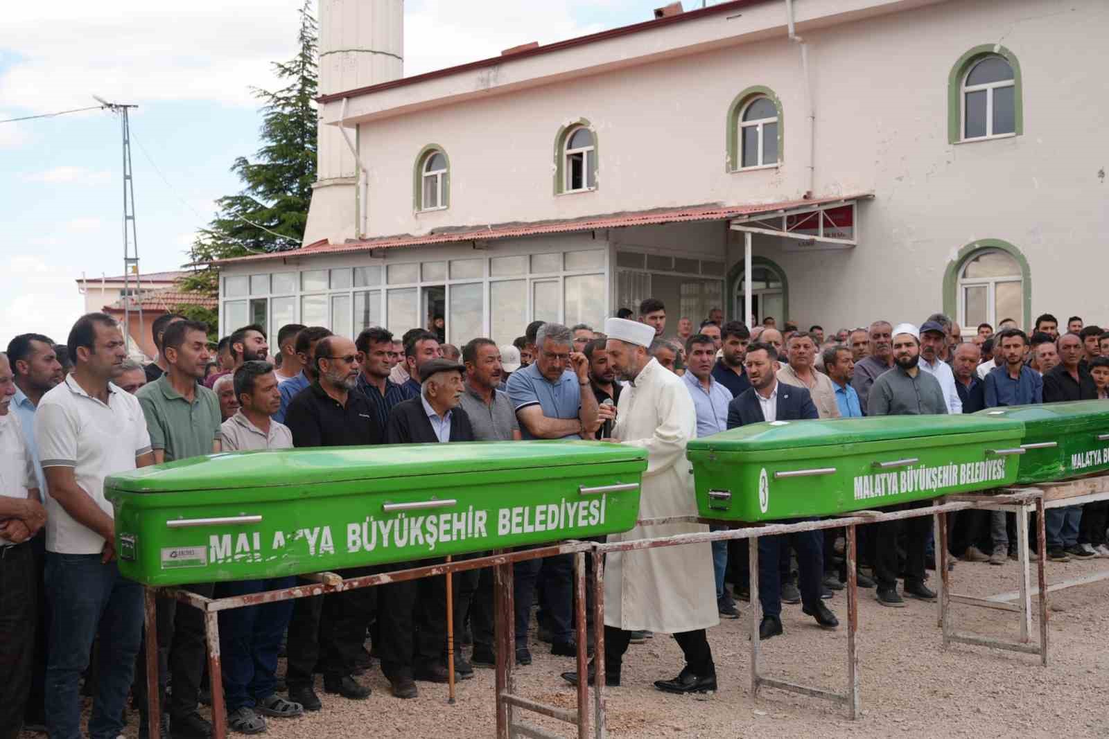 Malatya'da kazada hayatını kaybeden 3 kişilik aile toprağa verildi