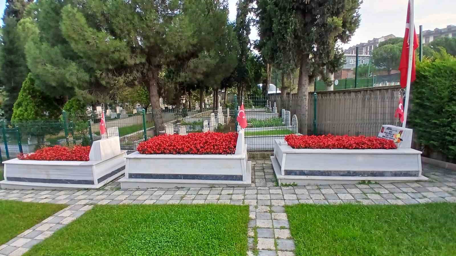 DARICA'DA GENELİNDEKİ PARK, BAHÇE VE ŞEHİTLİKLER MEVSİMLİK ÇİÇEKLERLE DONATILARAK İLÇE RENKLENDİRİLİYOR.