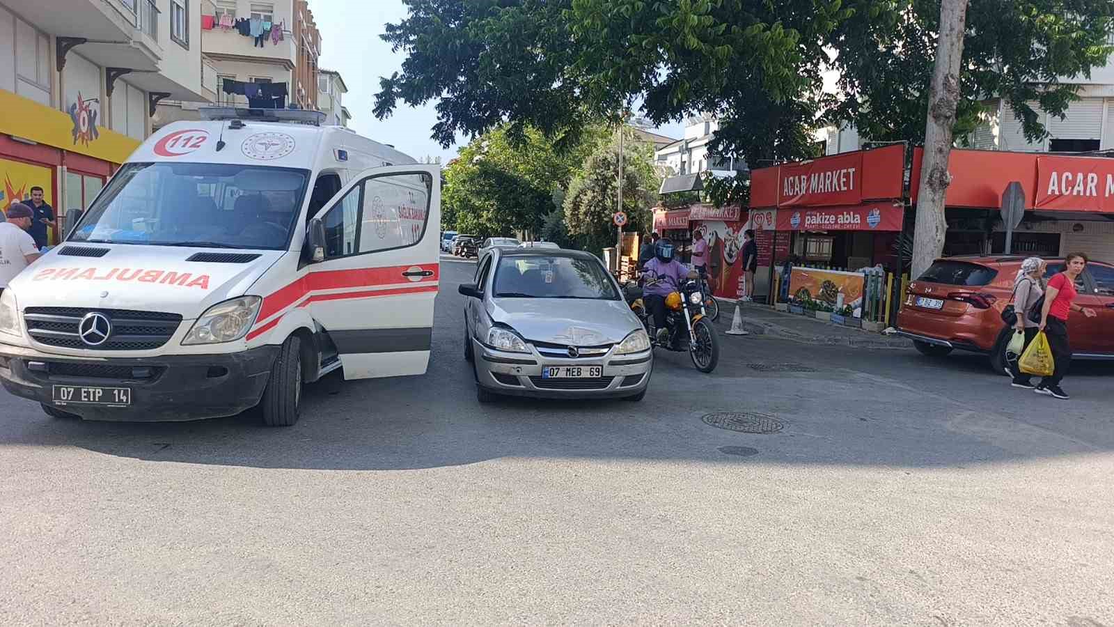 Otomobiller çarpıştı, kaza anı kameraya yansıdı