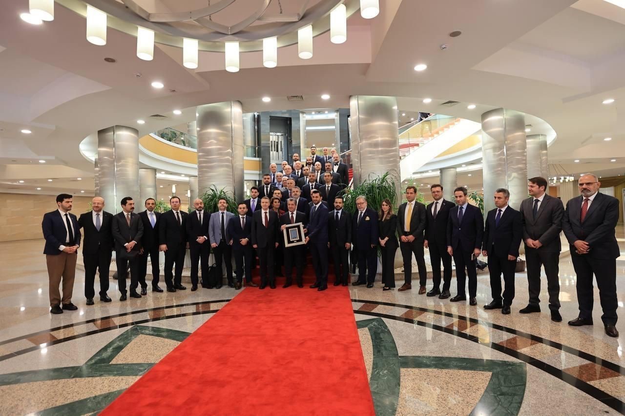 DEİK/TÜRKİYE-IRAK İŞ KONSEYİ ÖNCÜLÜĞÜNDE GERÇEKLEŞTİRİLEN KAPSAMLI IRAK ZİYARETİ, ERBİL, MUSUL, KERKÜK VE BAĞDAT HATLARINDA YOĞUN TEMASLARLA DEVAM EDİYOR. YAKLAŞIK 40 TÜRK İŞ İNSANININ KATILDIĞI HEYET PROGRAMINDA, İKİ ÜLKE ARASINDAKİ EKONOMİK İLİŞKİLERİ DERİNLEŞTİRECEK STRATEJİK GÖRÜŞMELER GERÇEKLEŞTİRİLİYOR.