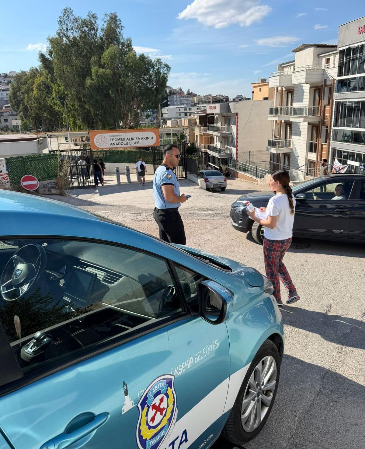 İzmir’de zabıta ekipleri sınava geç kalan adaylar için seferber oldu