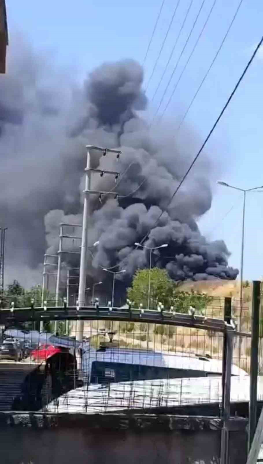Kocaeli'de iş yerinde çıkan yangına müdahale ediliyor