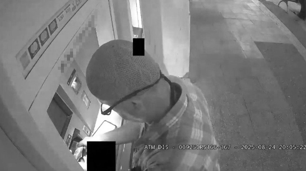 ATM'den geri çıkan parayı cüzdanına alıp kayıplara karıştı