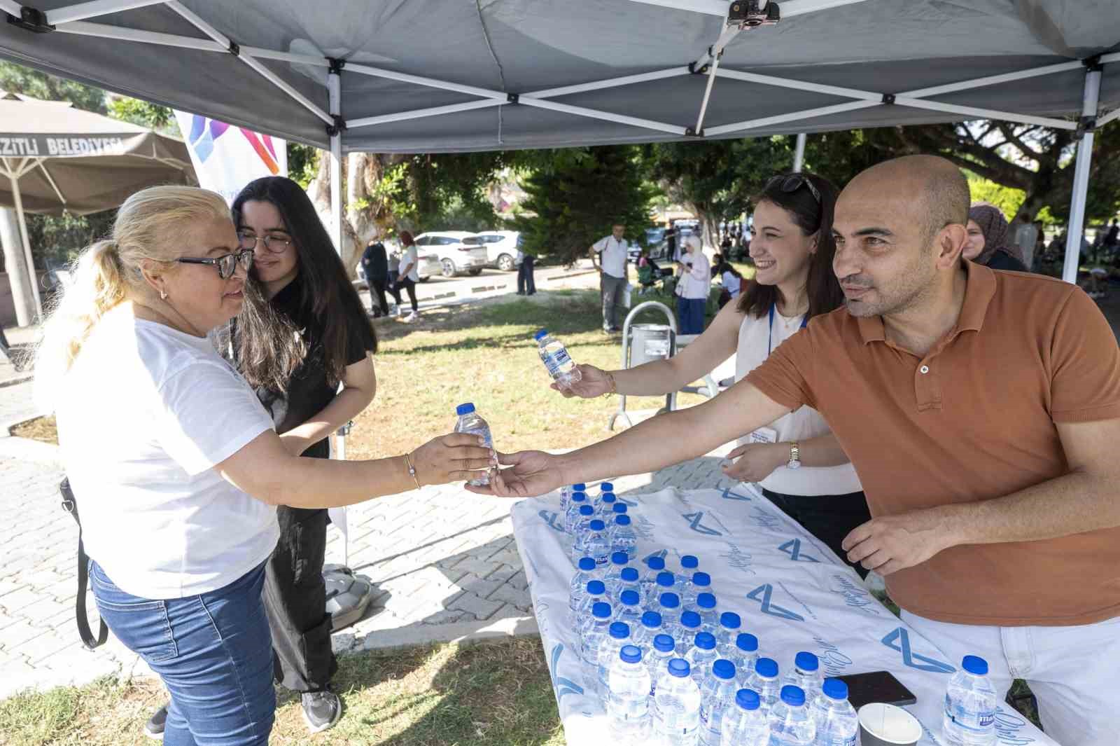 Mersin Büyükşehir Belediyesi YKS heyecanında öğrenci ve velilerin yanında yer aldı