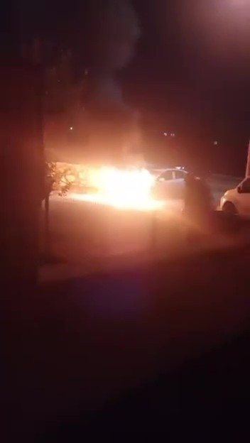 KOCAELİ’NİN KÖRFEZ İLÇESİNDE ALEVLERE TESLİM OLAN OTOMOBİL İTFAİYE EKİPLERİ TARAFINDAN SÖNDÜRÜLÜRKEN,  ARAÇTA MADDİ HASAR MEYDANA GELDİ.