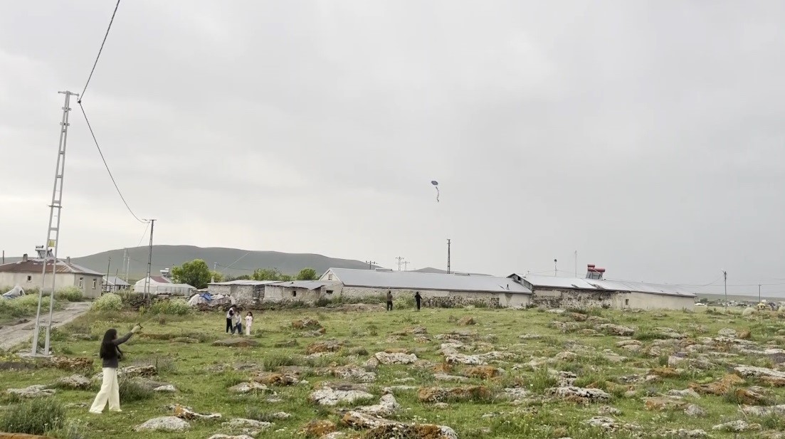 Kars'ta köy çocuklarının uçurtma sevinci