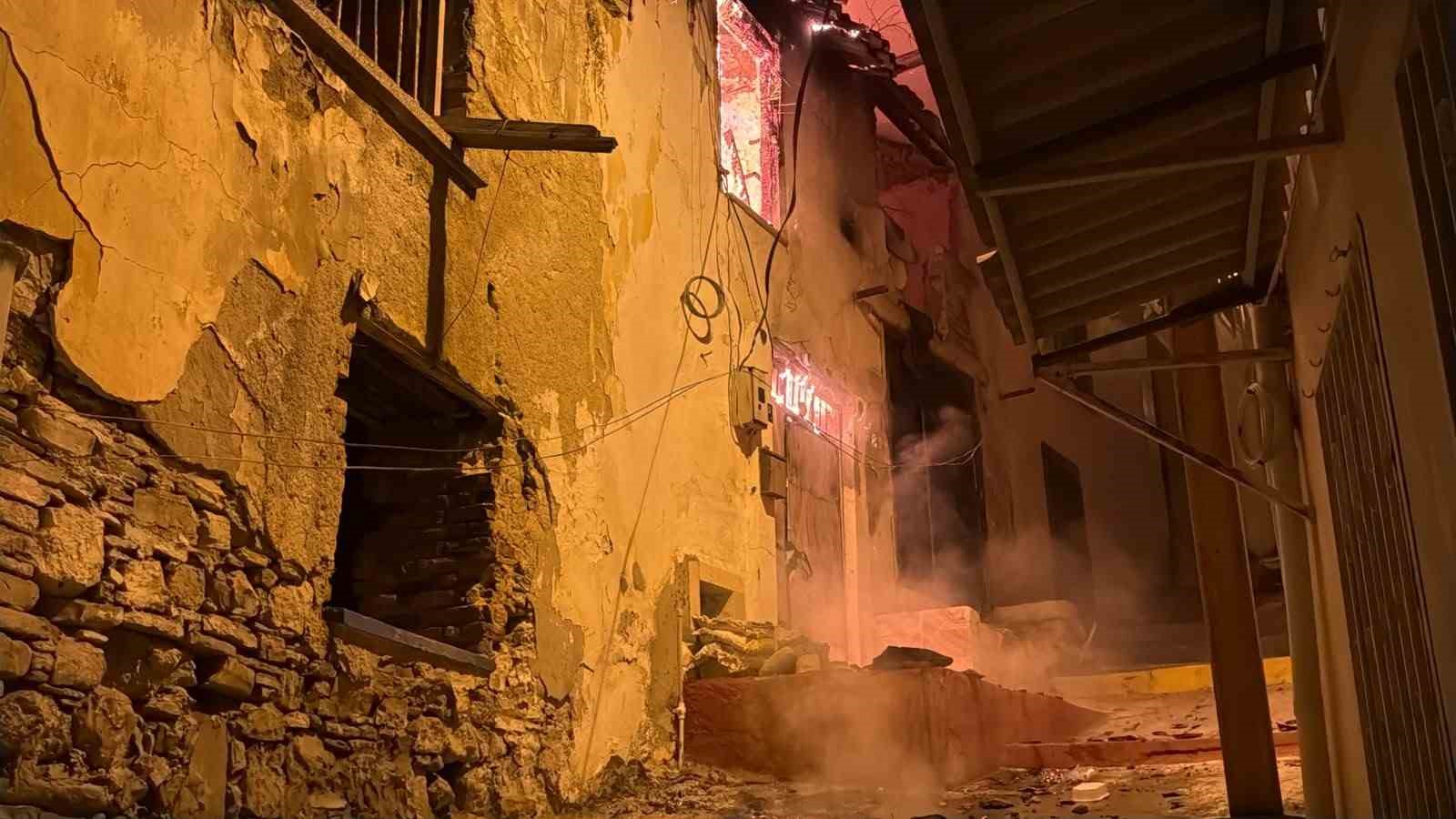 Kuşadası'nda gece yarısı korkutan yangın: Yanlış parklar itfaiyeyi geciktirdi