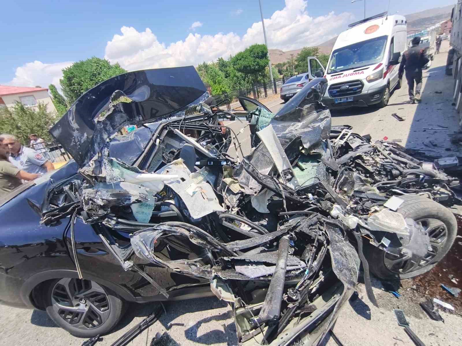 Bingöl'de tıra çarpan otomobil hurdaya döndü: 1 yaralı