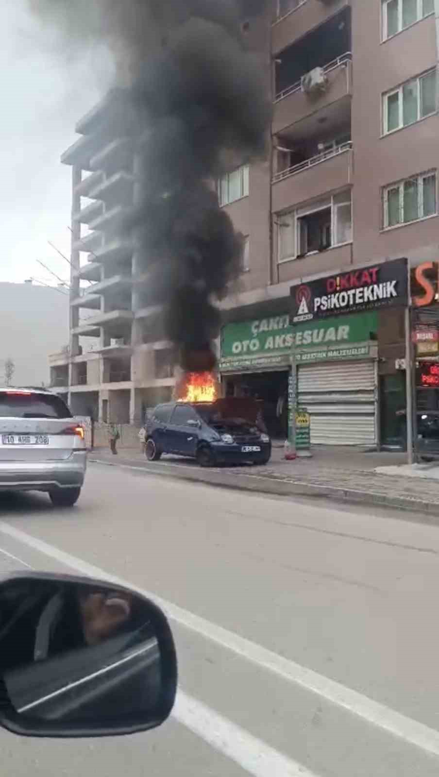 BURSA’DA PARK HALİNDEKİ OTOMOBİL ALEVLERE TESLİM OLDU