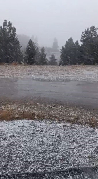 KARS’IN SARIKAMIŞ İLÇESİNDE GÜN BOYU ETKİLİ OLAN SAĞANAK YAĞMUR, YÜKSEK KESİMLERDE HAVA SICAKLIĞININ DÜŞMESİYLE BİRLİKTE YERİNİ KARA BIRAKIRKEN, KAYAK MERKEZİ KISA SÜRELİĞİNE DE OLSA BEYAZA BÜRÜNDÜ.