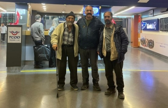 BURSA ULUDAĞ'DA İNSANLARDAN UZAKLAŞIP MAĞARAYA SIĞINARAK YAŞAMINI SÜRDÜREN YAŞLI ADAM İÇİN BİR SPORCU TARAFINDAN BAŞLATILAN YARDIM SEFERBERLİĞİ, DUYGUSAL BİR KAVUŞMAYLA SONA ERDİ. ANKARA'DAN YOLA ÇIKAN 83 YAŞINDAKİ BABA HÜSEYİN M., UZUN BİR YOLCULUĞUN ARDINDAN OĞLUNA KAVUŞTU. DAĞCI DÜZGÜN ÇALIŞKAN'IN MİSAFİR ETTİĞİ BABA, YILLARDIR AYRI KALDIĞI OĞLUYLA BULUŞURKEN DUYGUSAL ANLAR YAŞANDI. BABA HÜSEYİN M., OĞLUNU DA YANINA ALARAK ANKARA'YA GÖTÜRDÜ.