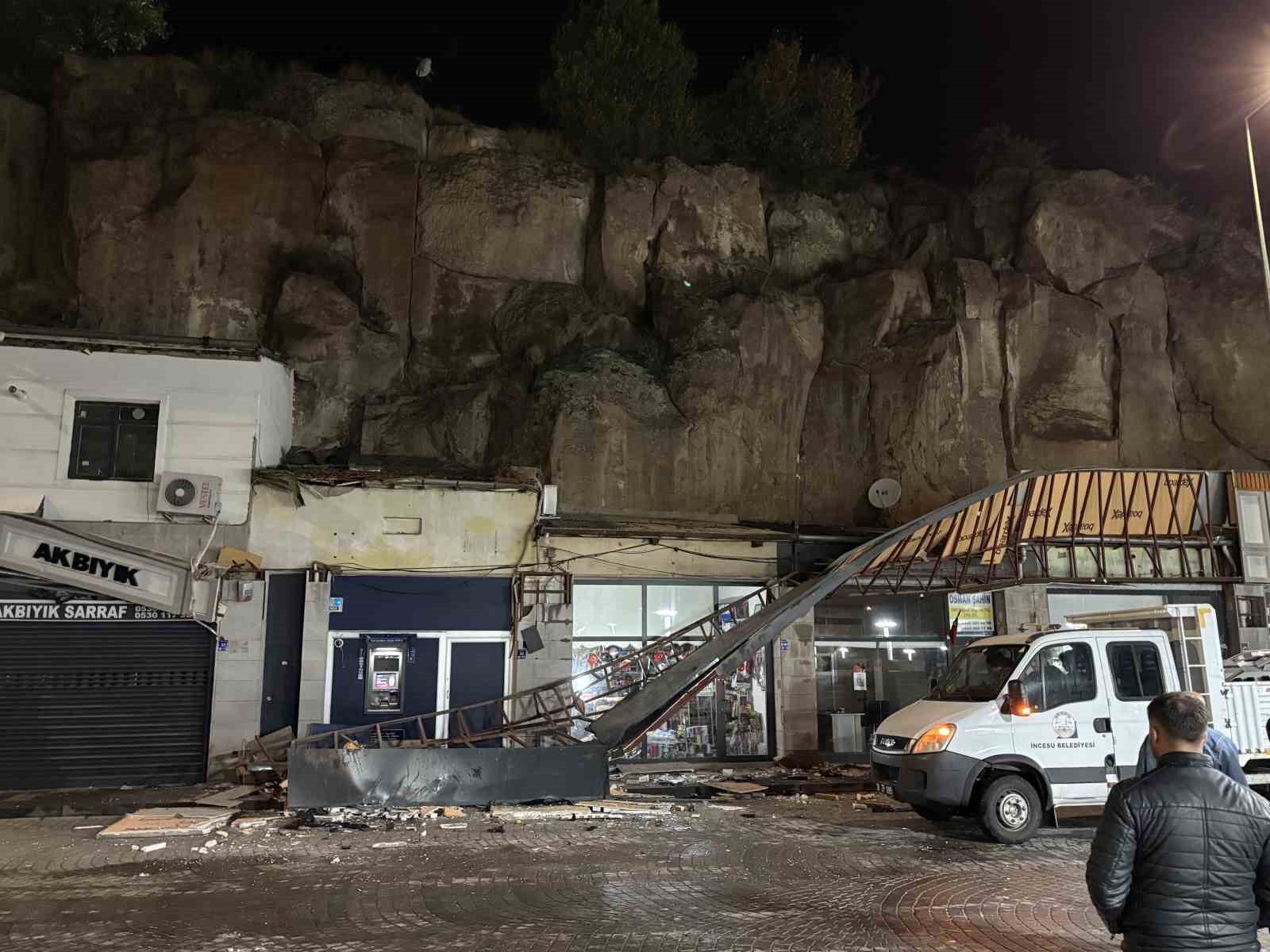 KAYSERİ’NİN İNCESU İLÇESİNDE KONTROLDEN ÇIKAN OTOMOBİL, YAKLAŞIK 50 METRE YÜKSEKLİKTEKİ KAYALIKLARDAN DÜKKANLARIN ÜZERİNE UÇTU. KAZADA OTOMOBİL SÜRÜCÜSÜ YARALANIRKEN, DÜKKANLARDA HASAR MEYDANA GELDİ