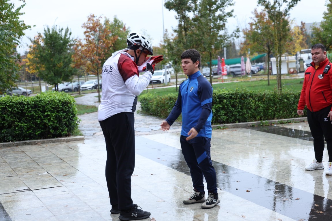 KOCAELİ'NİN KARTEPE İLÇESİNDE CUMHURİYET'İN 103. YIL DÖNÜMÜ DOLAYISIYLA DÜZENLENEN ETKİNLİKTE TÜRK BAYRAĞI, ÇOCUKLARDAN SPORCULARA TESLİM EDİLEREK KARADAN VE SUDAN FARKLI ETAPLARDA KARTEPE'NİN ZİRVESİNE ULAŞTIRILDI.