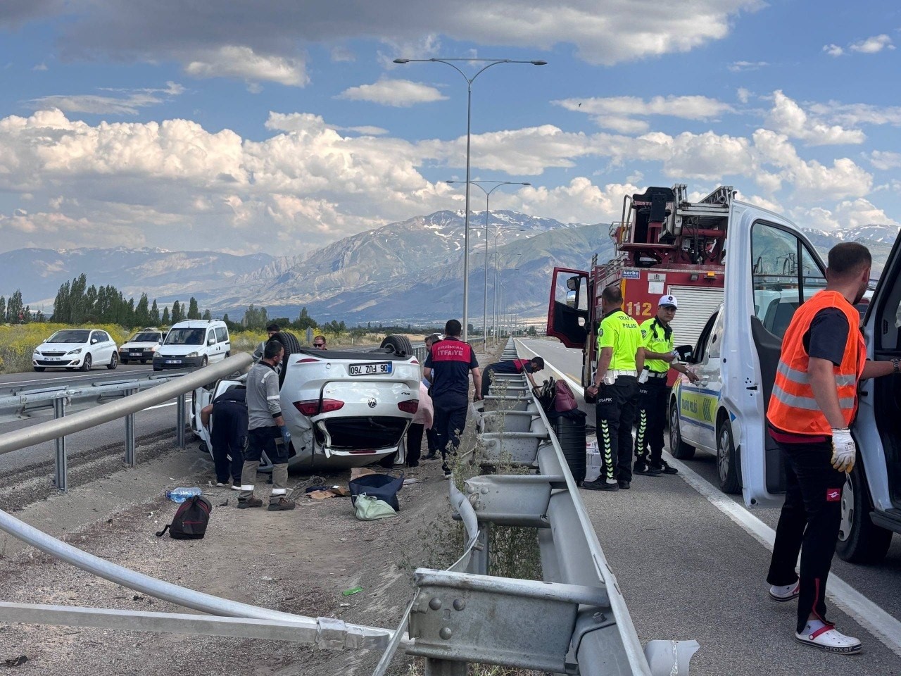 Erzincan'da ters dönen otomobilin sürücüsü kazayı yara almadan atlattı