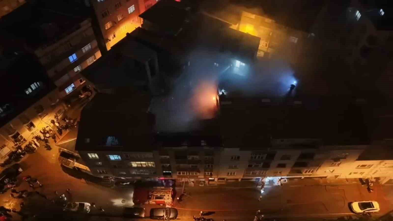 KAĞITHANE’DE 5 KATLI BİNANIN ÇATISI ALEV ALEV YANDI