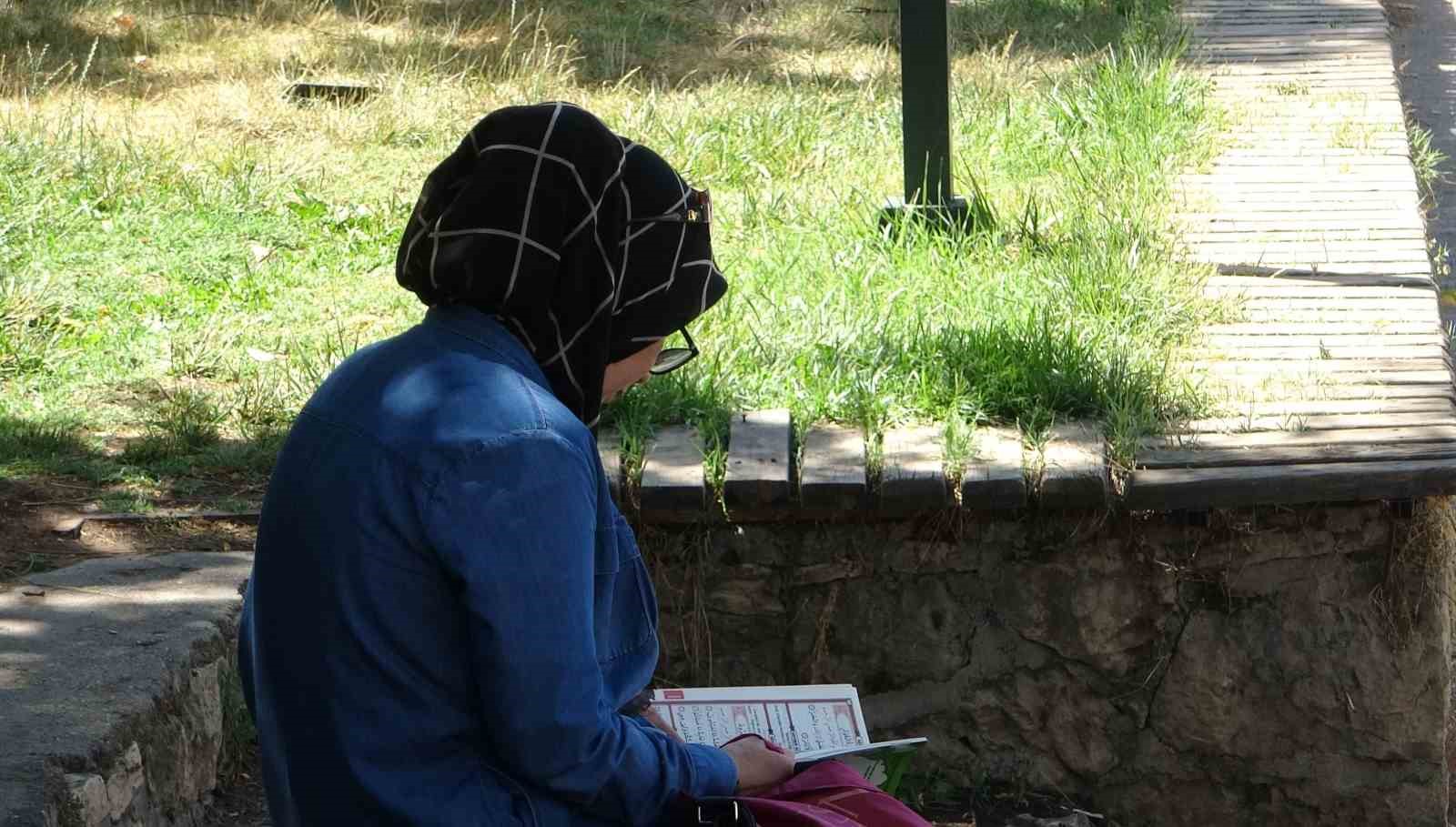 Batman’da çocukları sınava giren veliler parklarda dua etti