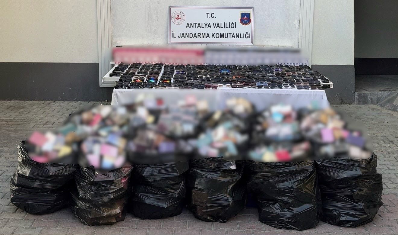 Antalya'da 5 milyon liraya yakın kaçak gözlük ve parfüm operasyonu