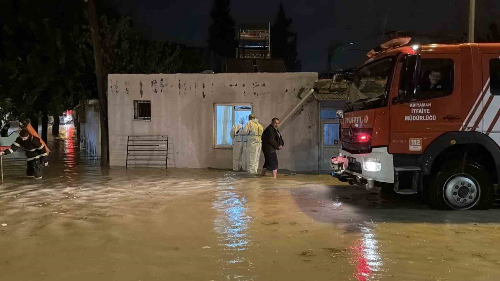 ADIYAMAN’DA ETKİLİ OLAN ŞİDDETLİ SAĞANAK YAĞIŞ NEDENİYLE SU BASAN EVDE MAHSUR KALAN 2 YAŞLI KADIN, İTFAİYE EKİPLERİNİN PENCERE KORKULUKLARINI SÖKEREK GERÇEKLEŞTİRDİĞİ ÇALIŞMAYLA KURTARILDI.