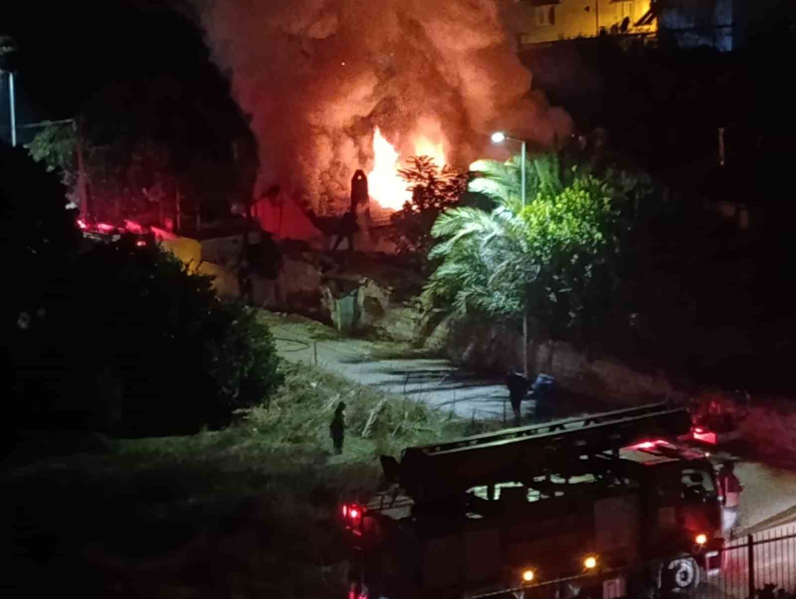 YANGINDA EV KÜL OLDU, 4 KİŞİLİK AİLE ZOR KURTULDU