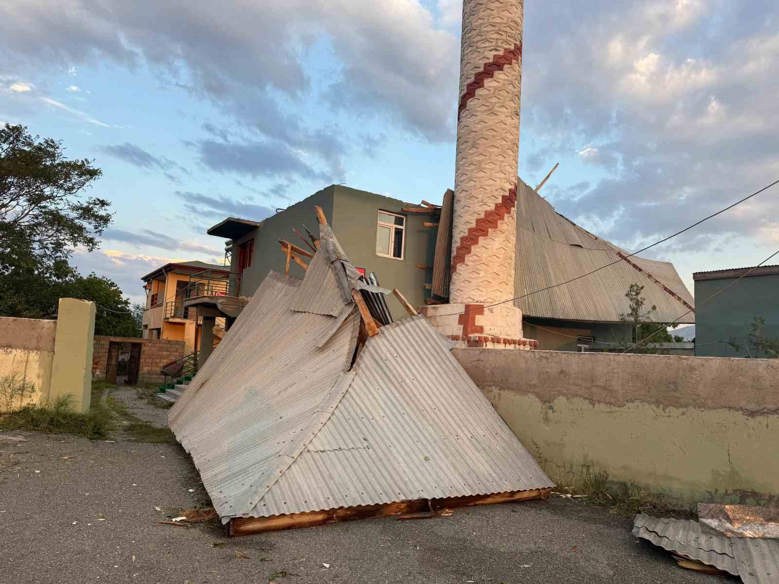 Iğdır'da fırtınada caminin çatısı uçtu