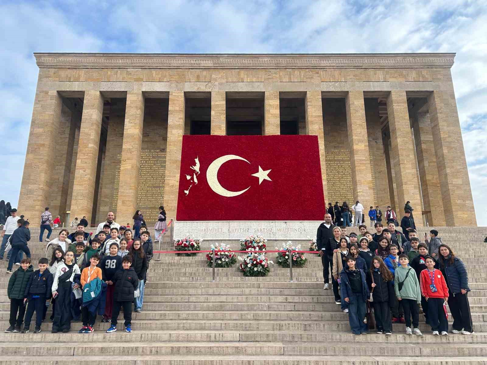 GAZİANTEP KOLEJ VAKFI ÖZEL ORTAOKULU ÖĞRENCİLERİ ANKARA’YA DÜZENLEDİKLERİ GEZİYLE TARİHİ VE KÜLTÜREL YAPILARI MERCEK ALTINA ALIRKEN ZİYARETLERİ KAPSAMINDA ANITKABİR’İ DE ZİYARET EDEREK MOZOLEYE ÇELENK KOYDULAR. I. VE II. TÜRKİYE BÜYÜK MİLLET MECLİSİ BİNALARINI DA ZİYARET EDEREK TÜRKİYE CUMHURİYETİ’NİN DOĞUŞUNA TANIKLIK EDEN SALONLAR VE TARİHİ BELGELER İNCELENDİLER.